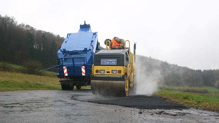 Eher einem Schweizer Käse als einer Gemeindeverbindungsstraße gleicht derzeit der Mirsdorfer Weg  in Neukirchen. Im Rahmen der Bürgerversammlung wurde zugesagt, die schadhaften Stellen vor Wintereinbruch zu schließen. Gestern fanden die ersten Arbeiten statt. Foto: Martin Rebhan