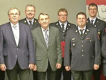 Die Kreisjugendfeuerwehr ehrte verdiente Mitglieder für besondere Leistungen. Von links im Bild sind Ralf Schlinke, Bezirksjugendwart Thomas Grimmer, Horst Burger, Uwe Hegenbart, Thomas Nicklas, Bürgermeister Bernhard Ruß, Kreisbrandrat Ralf Dressel, stellvertretender Landrat Oskar Ebert, Andreas Franz, Kreisjugendwart Johannes Krines, Manfred Bühler, Susanne Eckl, Uwe Kern, Siegfried Neubert, Mario Mai, Johannes Schobig und Erika Schaaf zu sehen. Foto: Christian Licha