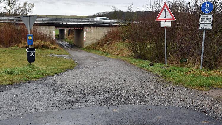 In diesem Jahr soll die Oberfläche der Straße durch die westliche Unterführung in Gädheim saniert werden.