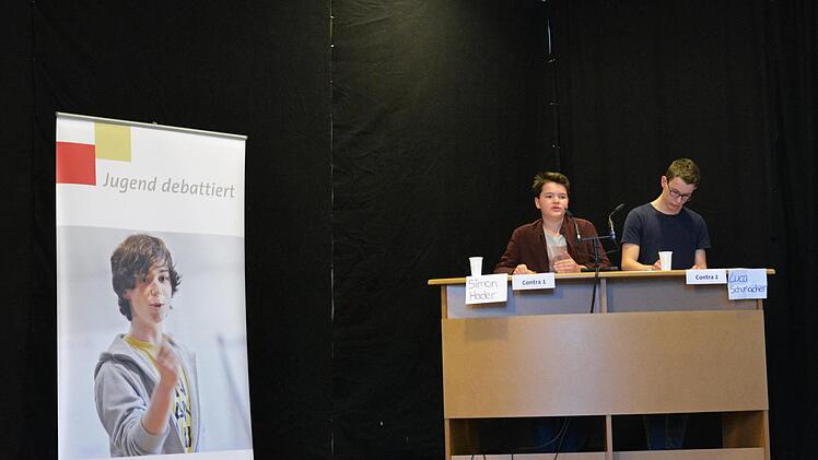 Finaldebatte Sekundarstufe I, von links: Simon Hader, Luca Schumacher. Foto: Björn Hein