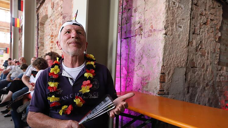 Von der frühen Anstoßzeit ließen sich die Zuschauer nicht abschrecken. Sie sorgten erneut für eine "volle Hütte" in der Kühnlenzpassage. Foto: Marian Hamacher