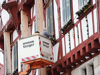 Am Forchheimer Rathaus wird die Weihnachtsbeleuchtung verkabelt. Andreas Oswald
