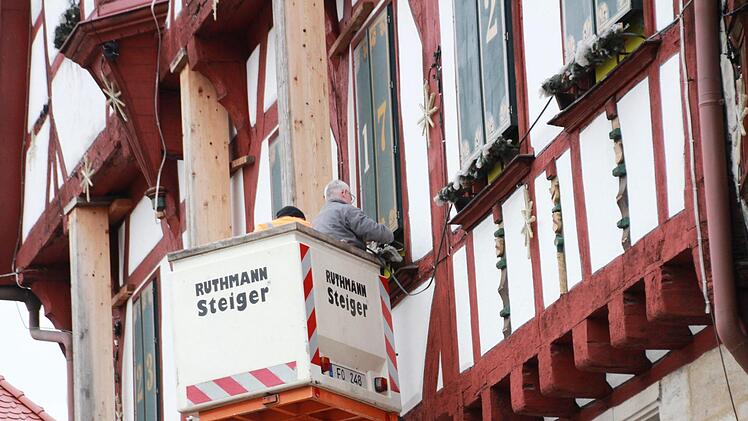 Am Forchheimer Rathaus wird die Weihnachtsbeleuchtung verkabelt. Andreas Oswald