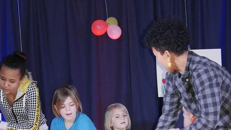 Die fröhliche Alba begeisterte die Kinder mit ihren  Dance-Kids und alle Kinder eiferten gleich nach und machten mit.   Foto: Manja von Nida