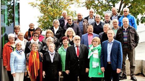 Die Frauen und Männer des Jahrganges 1949 vor der neuen Mensa mit Bürgermeister Michael Ziegler (vordere Reihe rechts). Foto: gg