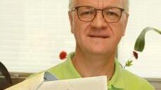 Ottmar Kerner mit dem Konstruktionsplan des Künstlers Krämmer.