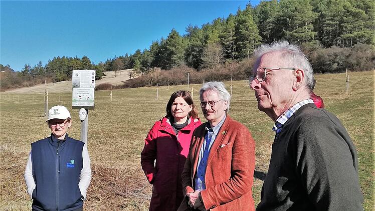 Staatssekretärin Dr. Manuela Rottmann (Mitte) auf Informationstour mit (von links) Elisabeth Assmann (Büroleiterin Kreisverband Bund Naturschutz), Richard Mergner (BN-Landesvorsitzender) und Franz Zang (BN-Kreisvorsitzender)