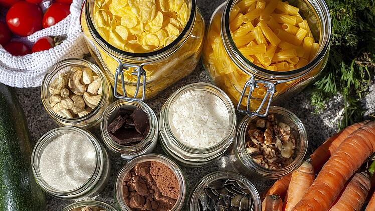 Von Obst und Gemüse, über Nudeln, Reis und Nüsse, bis hin zu Waschmittel und Olivenöl - Unverpacktläden bieten alles was das Herz begehrt. Und das Beste ist: Durch selbst mitgebrachte Behältnisse, wie etwa Beutel, Becher oder Vorratsgläser, entsteht keinerlei Verpackungsmüll.