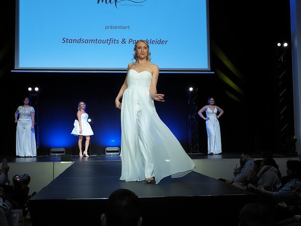 Inkl. Braut- und Festmodenschauen.
