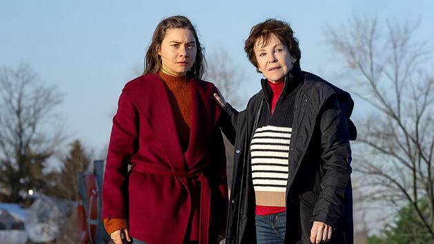 Nathalie Schrader (Hannah Schiller, links) f&uuml;rchtet, das Sorgerecht f&uuml;r ihre Tochter zu verlieren. Die Ex-Staatsanw&auml;ltin Karin Lossow (Katrin Sass) m&ouml;chte ihr dabei helfen, das zu verhindern.