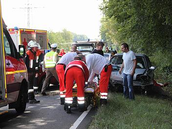 Die schwer verletzte Fahrerin wurde mit einem Sanka abtransportiert. Fotos: Ralf Kestel