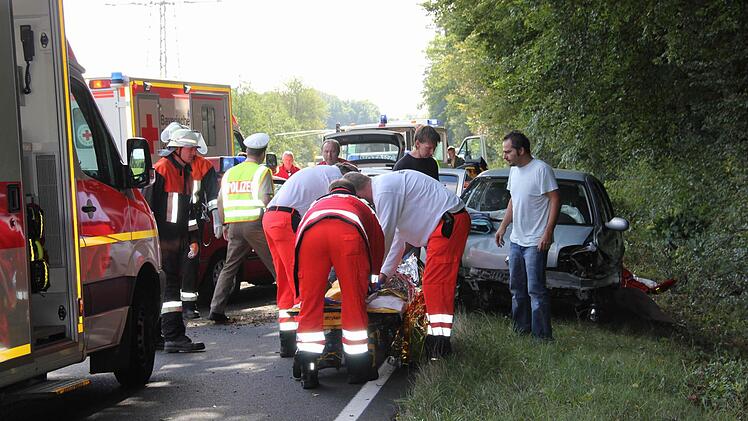 Die schwer verletzte Fahrerin wurde mit einem Sanka abtransportiert. Fotos: Ralf Kestel