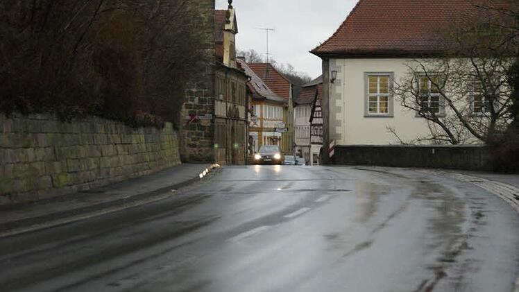 Den Wunsch nach einer Querungshilfe über die B 26 nahe dem Finanzamt (rechts) und dem Stadtturm (links) behandelte der Bauausschuss. Die Anregung soll in ein Gesamtverkehrskonzept einfließen. Foto: sw