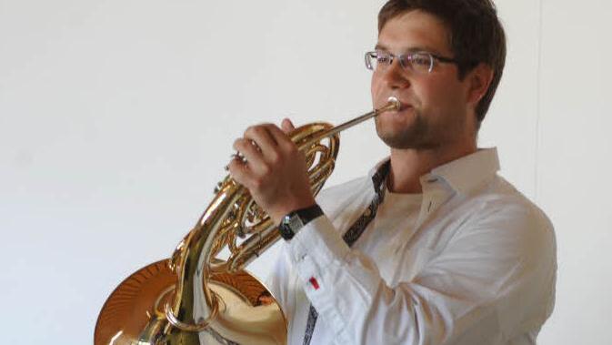Besuchte das Gymnasium und die Realschule Bad brückenau im Rahmen des Projekts "Rhapsody in School": Premysl Vojta, der am Samstagabend auch beim Sommerkonzert des BKO zu hören sein wird.