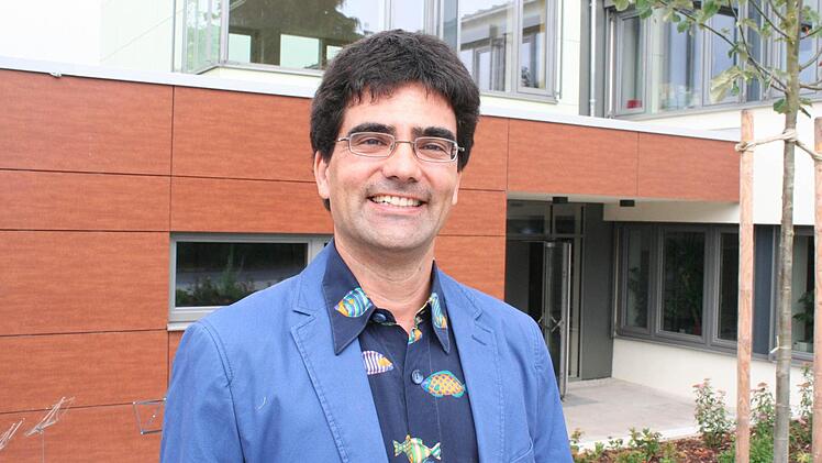 Neuer Schulleiter wird Claudio Pütz aus Bamberg. Der 43jährige stammt aus Fürth. Er hat schon dadurch einen Bezug zu Pommersfelden, dass er in der evangelischen Dorfkirche geheiratet hat. Fotos: Evi Seeger