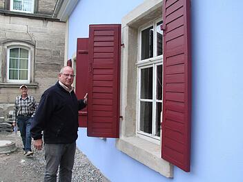 "Oberleutnant" Hubert Walter, der stellvertretende Vorsitzende der Bürgerwehr und "Schütze" Arnold Bittermann hoffen, dass Firmen oder Sponsoren bei der Erneuerung der Fenster unter die Arme greifen. Foto: Sonja Adam