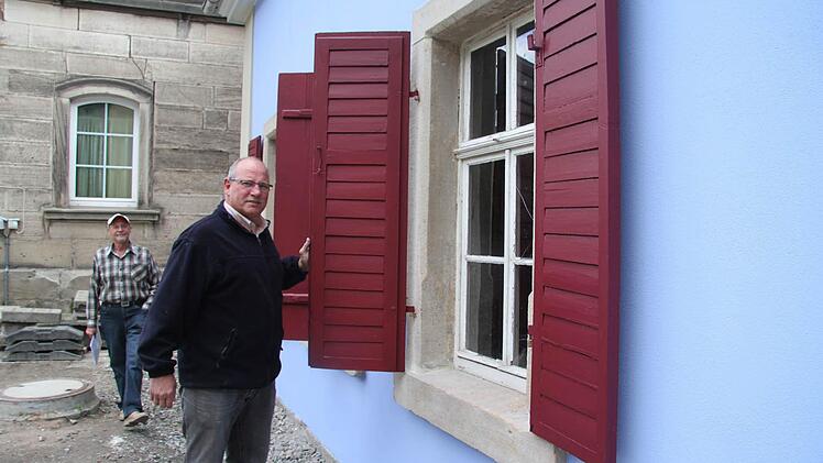 "Oberleutnant" Hubert Walter, der stellvertretende Vorsitzende der Bürgerwehr und "Schütze" Arnold Bittermann hoffen, dass Firmen oder Sponsoren bei der Erneuerung der Fenster unter die Arme greifen. Foto: Sonja Adam