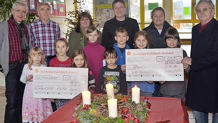 Spendenübergabe des Gesangvereins 1861 Weißenbrunn an die Grundschule Weißenbrunn und den Verein "Humanitäre Hilfe für Menschen in Not". Das Bild zeigt (hinten, von links): Tom Sauer (Vorsitzender des Vereins "Humanitäre Hilfe für Menschen in Not"), Willi Wich (Zweiter Vorsitzender des Gesangvereins Weißenbrunn), Bärbel Füchsel (Kassiererin des Gesangvereins), Rektor Ralf Knöchel (Grundschule Weißenbrunn), Edgar Schmidt (Chorleiter des Gesangvereins), Werner Huth (Vorsitzender des Gesangverei...