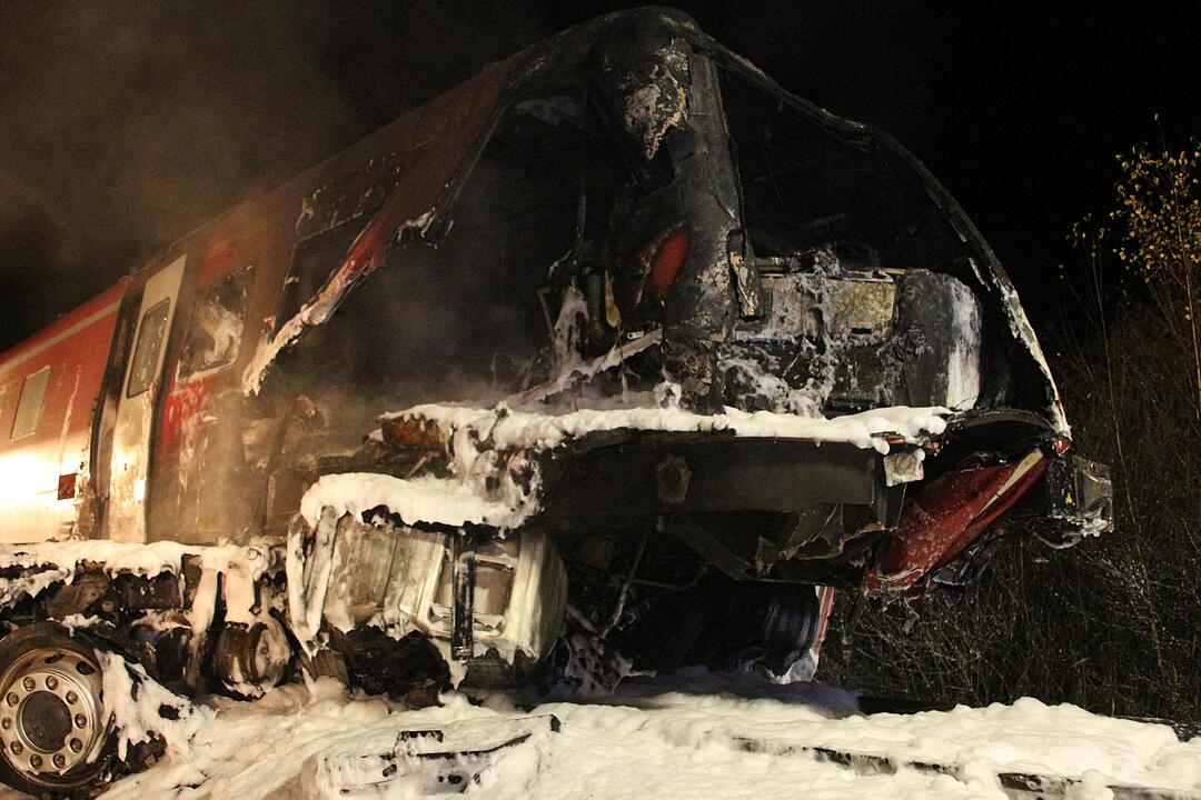 Personenzug rast in US-Militär-Schwertransporter