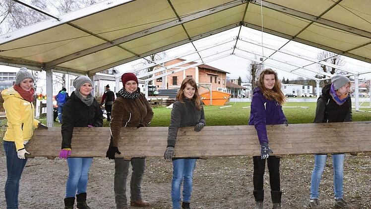 Frauenpower: Die Mädels der Landjugend packen tüchtig beim Zeltaufbau an (von links): Sophie Wachsmann, Sina Söldner, Yvonne Söldner, Lisa Reißenweber, Franziska Faber, Anne Wachsmann, Lena Steiner und Sophia Escher Foto: Gabi Arnold