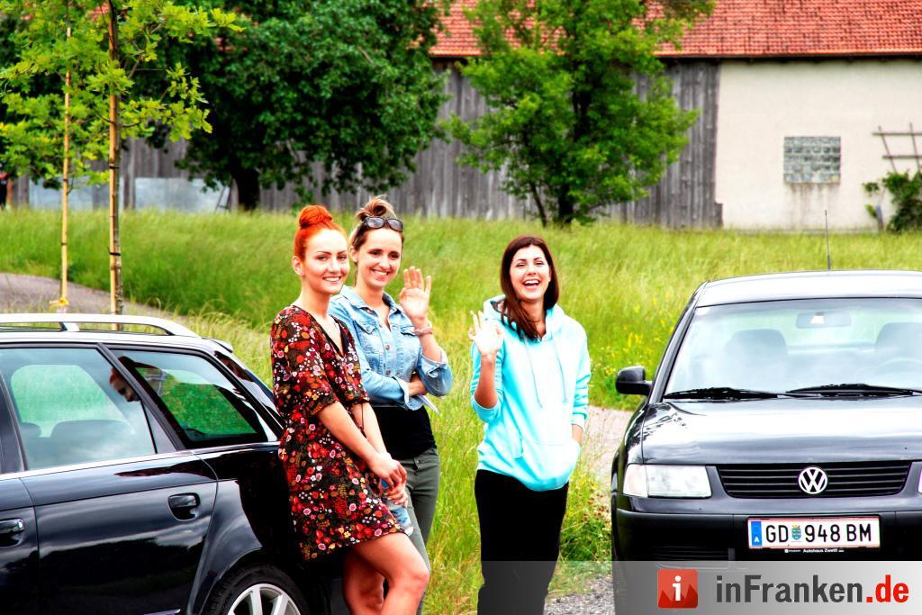 Schweiß im Stall: Making-Of vom Jungbauernkalender 2017