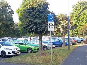 Die Entwurfsplanung steht, die Neugestaltung der Parkflächen Altes Krankenhaus/Georgi-Park kann im nächsten Jahr beginnen. Das Areal soll künftig effektiver genutzt und auch optisch attraktiver werden. Außerdem gibt es mehr Platz für die Autos. Foto: Rolf Pralle