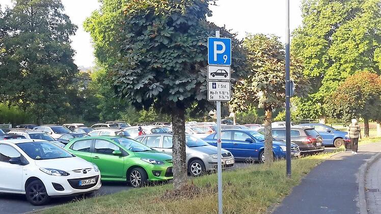 Die Entwurfsplanung steht, die Neugestaltung der Parkflächen Altes Krankenhaus/Georgi-Park kann im nächsten Jahr beginnen. Das Areal soll künftig effektiver genutzt und auch optisch attraktiver werden. Außerdem gibt es mehr Platz für die Autos. Foto: Rolf Pralle