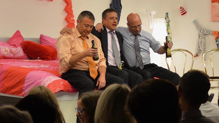 Wahre Freundschaft gibt es nur unter Männern! Das stellen Frank Heckelmann (von links), Harald Wehner und Gerhard Schlereth immer wieder fest. Beim Publikum kommt ihr Spiel gut an. Foto: Kathrin Kupka-Hahn
