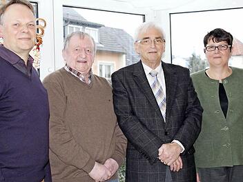 Ulrich Nimz, Herbert Hein, Vorsitzender Hans-Rudolf Timmig und Christine Br&uuml;ckner wurden als treue Orchestermitglieder geehrt.  Foto: M. von Nida