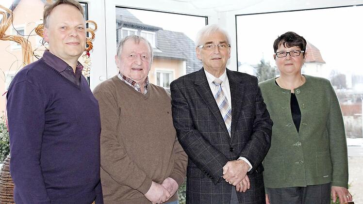 Ulrich Nimz, Herbert Hein, Vorsitzender Hans-Rudolf Timmig und Christine Brückner wurden als treue Orchestermitglieder geehrt.  Foto: M. von Nida