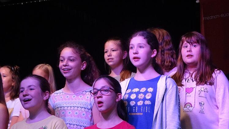 Der Unterstufenchor unter der Leitung von Isabel Fricke eröffnete das Sommerkonzert am Donnerstagabend in der Aula des Eberner Gymnasiums.