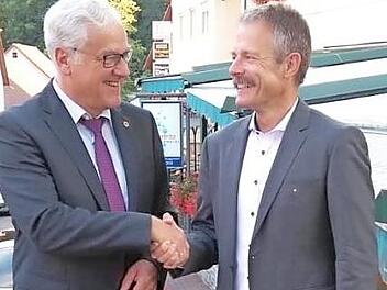 Dekan Günther Werner (l.) tritt bei den "Lions" die Nachfolge von Ulrich Abele an.  Foto: Georg Bayer