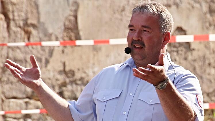 Ralph Morgenroth bei seinen Erklärungen zur ÜbungH. Will