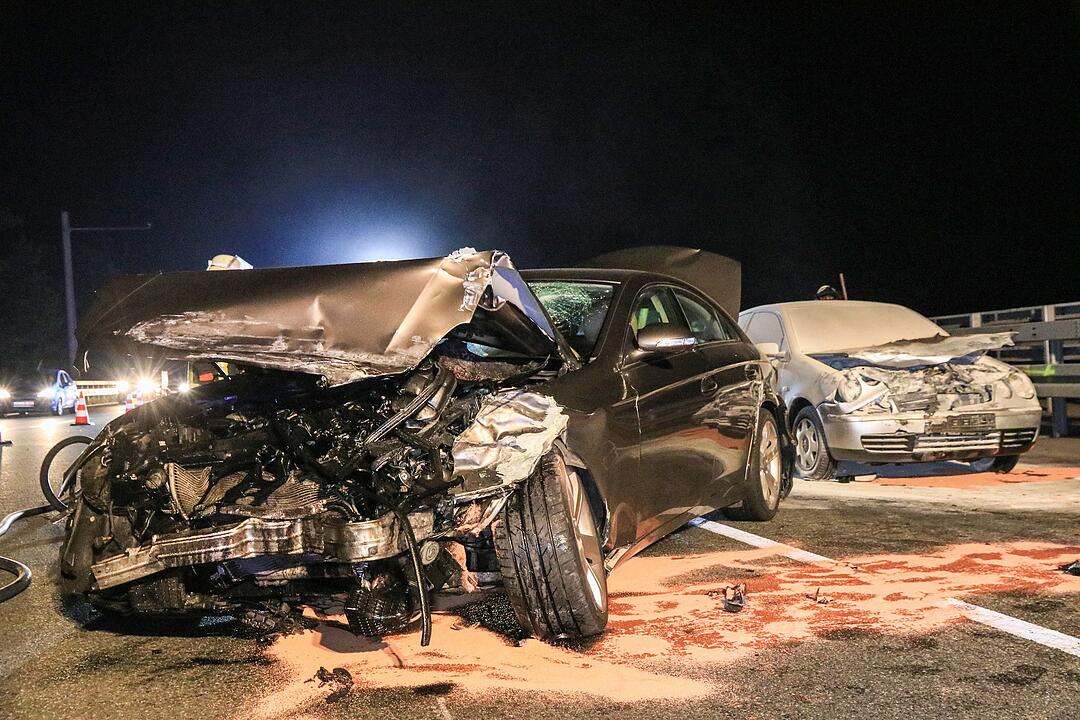 Zwei Autos und ein Lastwagen kollidieren auf A73