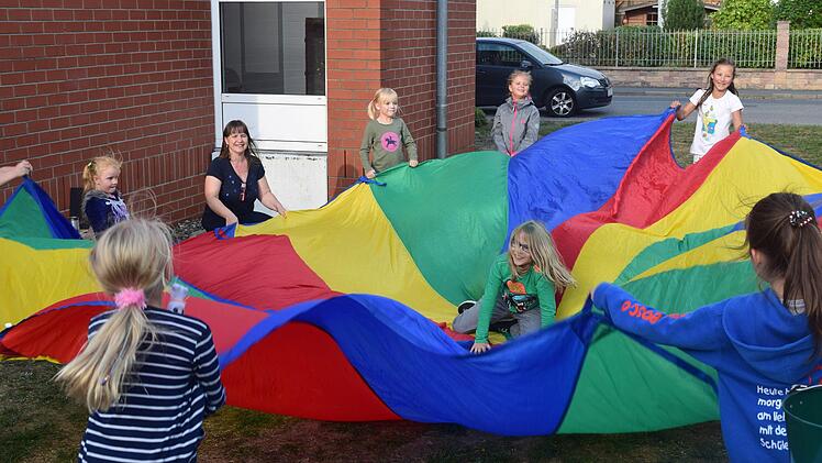 Nach dem Basteln wird getobt: Beim Katz- und Mausspiel unter der bunten Decke sind alle Kinder mit großer Freude dabei. Foto: Daniela Pondelicek