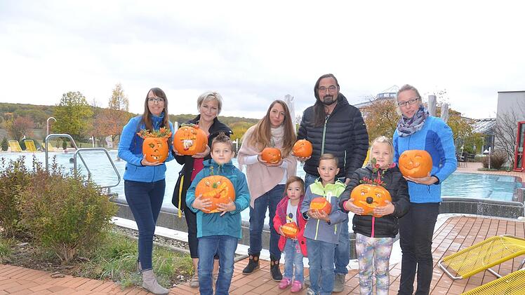 Vor allem Familien beteiligten sich an der Kürbisaktion der Therme (von links): Nancy Grau, Doreen Grosch, Hannes Grosch, Anne, Marie, Sascha und Vincent Lorz, Stella Grosch und Stine Michel.