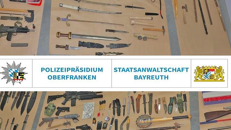 Zahlreiche Waffen fand die Polizei bei einer Wohnungsdurchsuchung in Bayreuth. Foto: Polizei