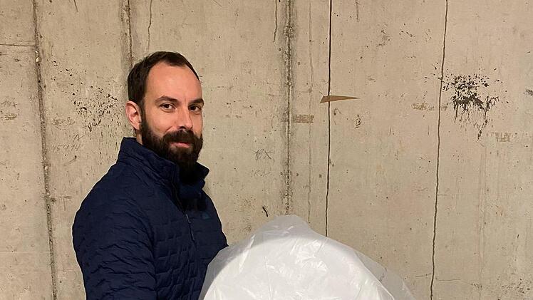 Sebastian Sonnauer mit einer der sogenannten "Aiwanger-Rollen"Landratsamt