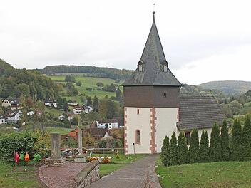 Ein durchgängiger Weg -  ohne Treppe - wurde angelegt. Auch wurde die Wasserstelle erneuert. Im Hintergrund ist die evangelische Kirche. Foto: Steffen Vetter