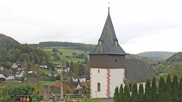 Ein durchgängiger Weg -  ohne Treppe - wurde angelegt. Auch wurde die Wasserstelle erneuert. Im Hintergrund ist die evangelische Kirche. Foto: Steffen Vetter