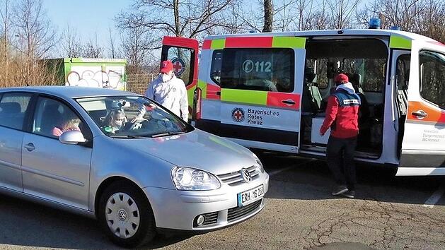 Wahlleiter Torsten Schnake nimmt an der zweiten Station die Wahlbelehrung entgegen und &uuml;bergibt den Wahlzettel.