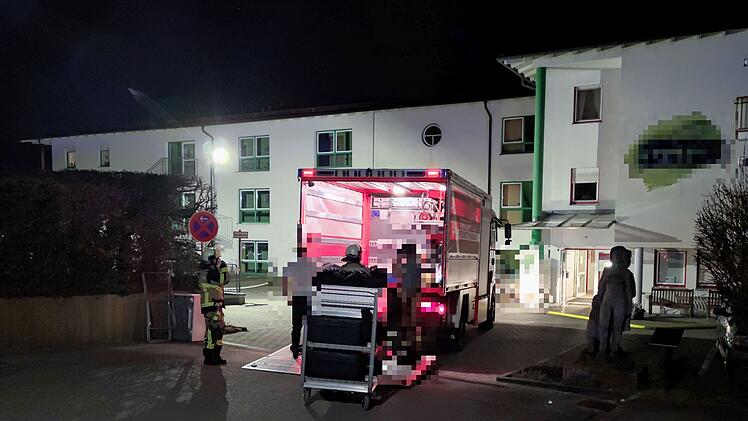 Nach Chlorgasaustritt: Feuerwehr zu Schwimmbad in Pflegeheim alarmiert