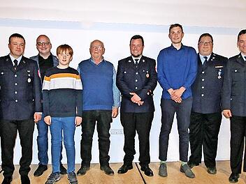 Ehrungen und Neuaufnahmen gab es bei der Kleinwenkheimer Feuerwehr: (von links) Andreas Göbel (2. Kommandant), Andreas Schlembach (geschäftsführender Vorstand), Manuel Demel (geschäftsführender Vorstand), Michael Kastl (Bürgermeister), Lukas Weipe...