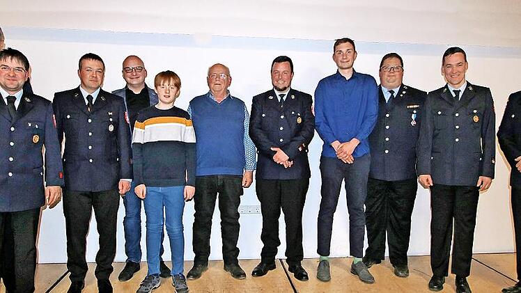 Ehrungen und Neuaufnahmen gab es bei der Kleinwenkheimer Feuerwehr: (von links) Andreas Göbel (2. Kommandant), Andreas Schlembach (geschäftsführender Vorstand), Manuel Demel (geschäftsführender Vorstand), Michael Kastl (Bürgermeister), Lukas Weipe...
