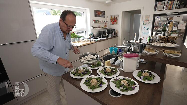 Die selbstgemachten Tagliatelle umrahmt ein Wildkräutersalat. Was noch fehlt: der edle Fisch.