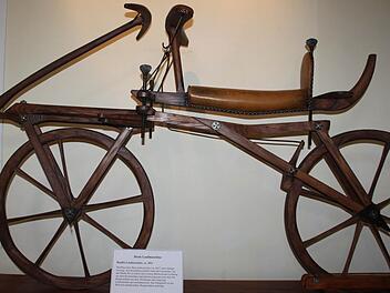 1817 erfand Karl Drais in Mannheim die Laufmaschine, oder auch Draisine genannt. Für Männer war die eher ungeeignet... Fotos: Ulrike Müller