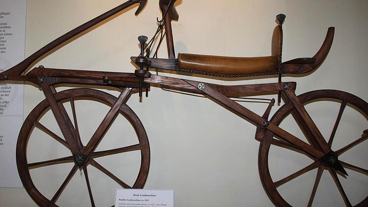 1817 erfand Karl Drais in Mannheim die Laufmaschine, oder auch Draisine genannt. Für Männer war die eher ungeeignet... Fotos: Ulrike Müller