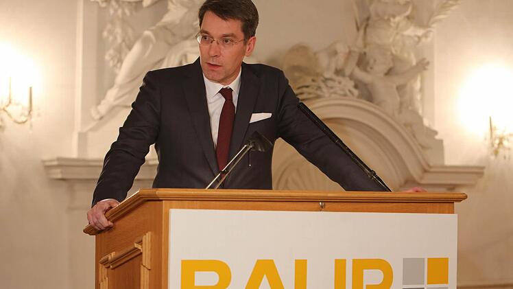 Otto-Vorstandsmitglied Alexander Birken gratulierte Baur zu den hervorragenden Geschäftszahlen. Foto: Barbara Herbst