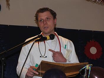 Als "Hausarzt" wollte Florian Zösch eine Praxis auf dem Land - natürlich nur in Sand. Foto: Alfons Beuerlein