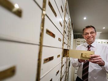 Robert Porzelt öffnet ein leeres Fach im ausgedienten Tresorraum. Was hier mal lagerte, weiß er nicht. Foto: Hendrik Steffens